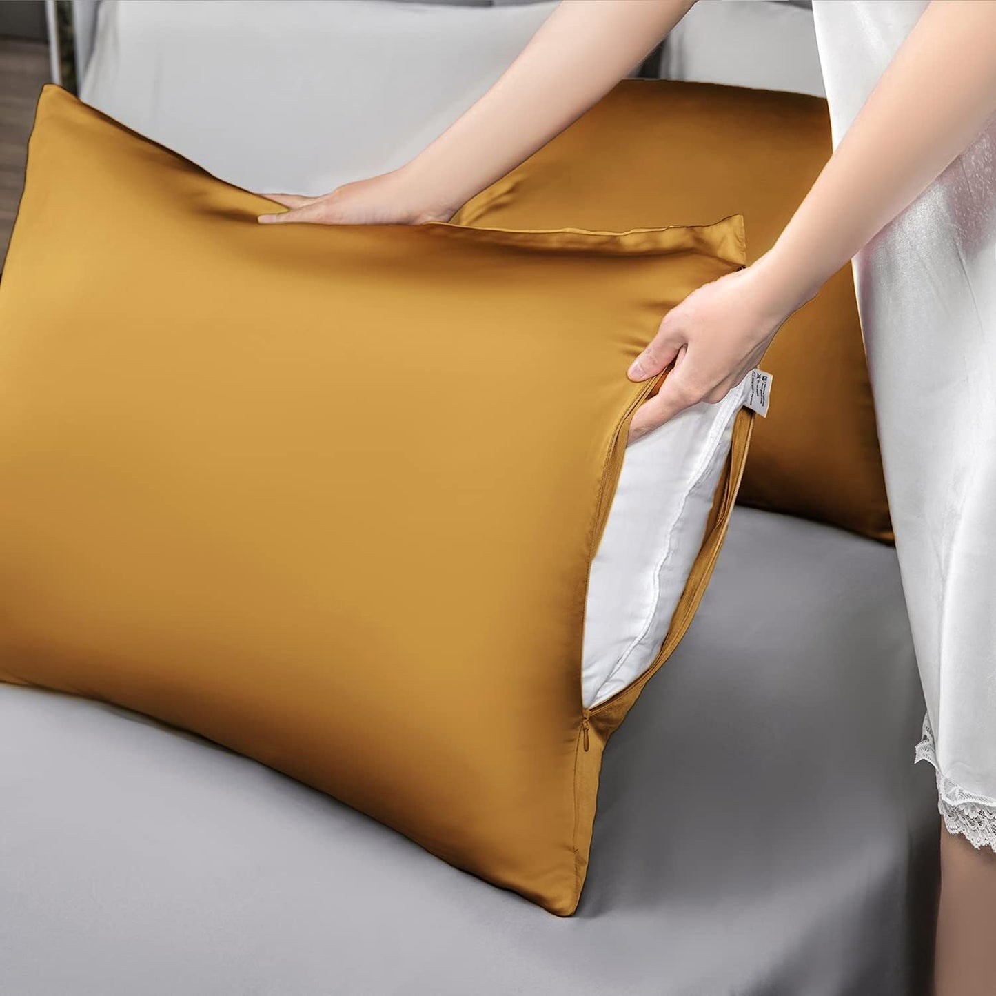 SIYUAN Mulberry Silk Pillowcase for Hair and Skin, Standard Size Cooling Silk Pillow Case with Hidden Zipper, Allergen Proof Dual Sides Soft Breathable Smooth Silk Pillow Cover for Women, Golden