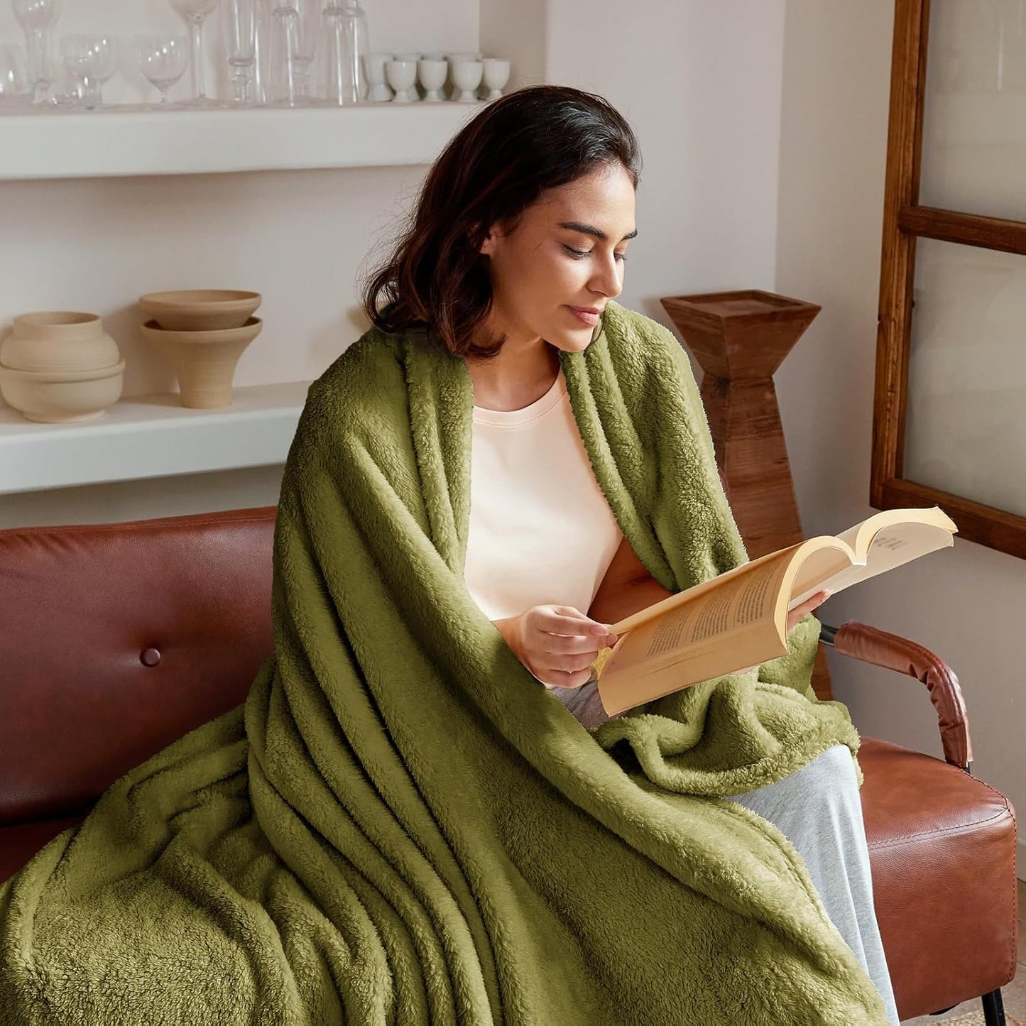 Exclusivo Mezcla Queen Size Flannel Fleece Blanket, Super Soft Velvet Plush Bed Blanket, Fuzzy Cozy and Warm for All Seasons, 90x90 Inches, Olive Green