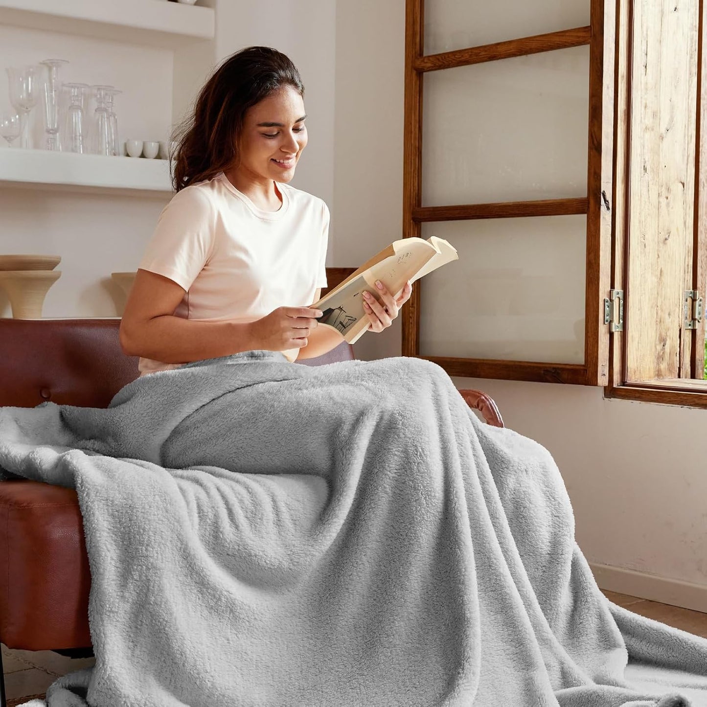 Exclusivo Mezcla Soft Fleece Throw Blanket for Couch, Super Soft Velvet Plush Bed Blanket, Fuzzy Cozy and Warm for All Seasons, 50x60 Inches, Light Grey