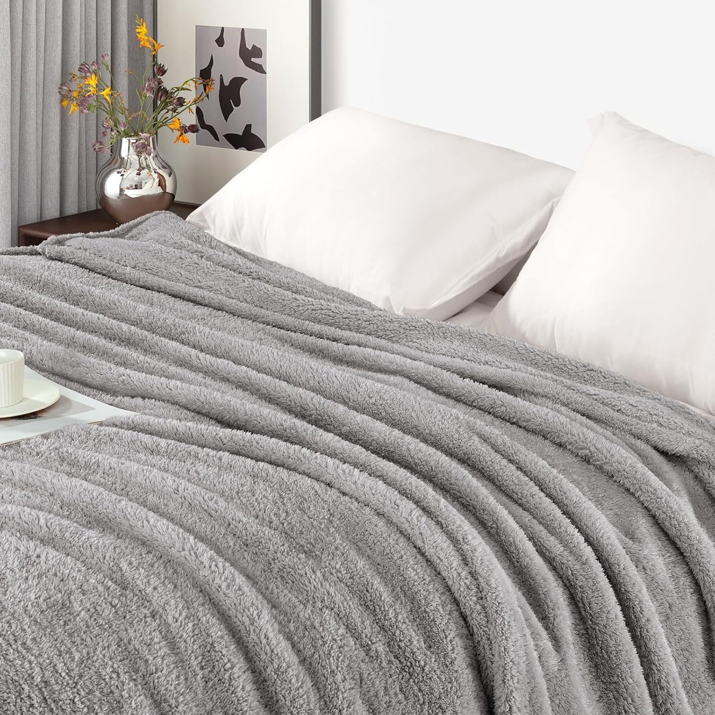 Exclusivo Mezcla Fleece Blanket for Couch, Soft and Cozy Queen Blankets for Women Men Girls Kids, Suitable for All Seasons, Light Grey, 90x90 Inches